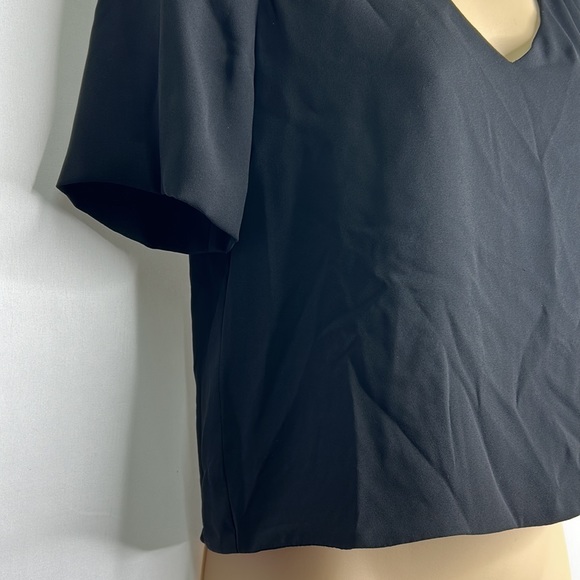 Babaton Aritzia v-neck short sleeve crop top - Picture 2 of 6